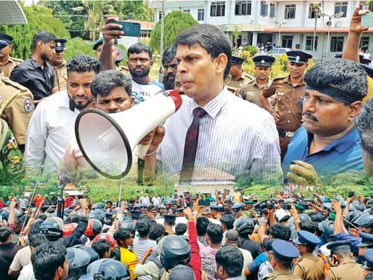 படுகுழியில் படுகுழியில், பாயப்போகும், அர்ச்சுனா, ஊசி